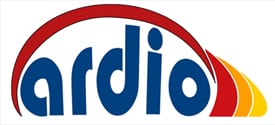 Logo ardio e. U. - Schrift mit dunkelrotem Bogen über der Schrift und 3 kleinen Bögen rechts in rot, orange und gelb